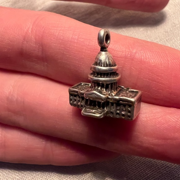 Vintage solid sterling silver Capitol Building Washington D.C. charm pendant - Picture 3 of 10
